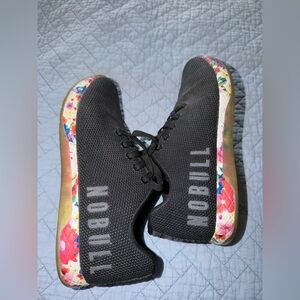 NOBULL OUTWORK BLACK DAISY FLORAL OG STRENGTH TRAINING SNEAKER